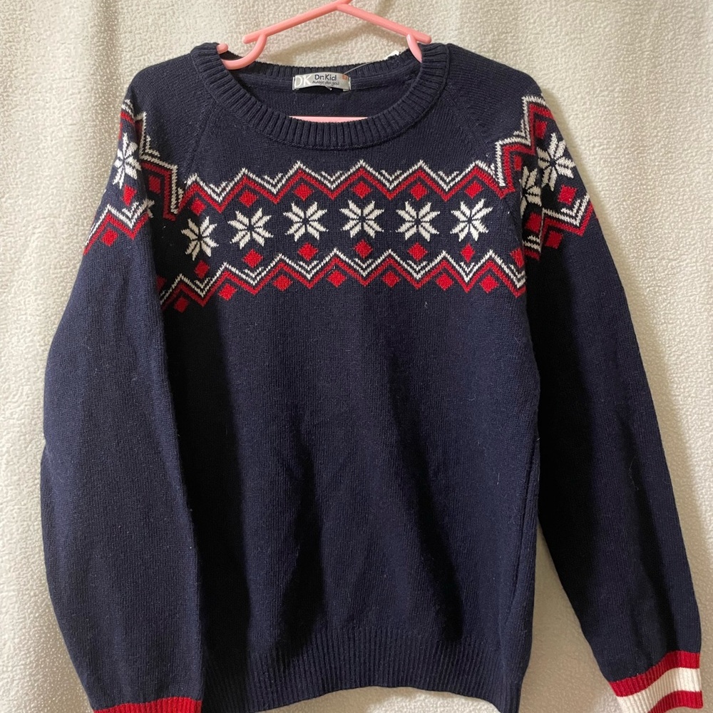 Cozy Knit Navy Sweater with Snowflake Design